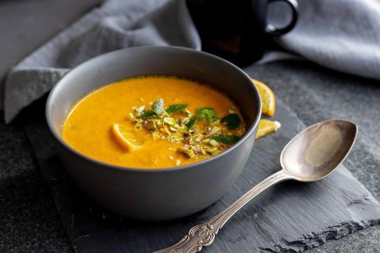 Karotten Orangen Suppe mit Pistazien &amp; Minze - Koch mit Herz