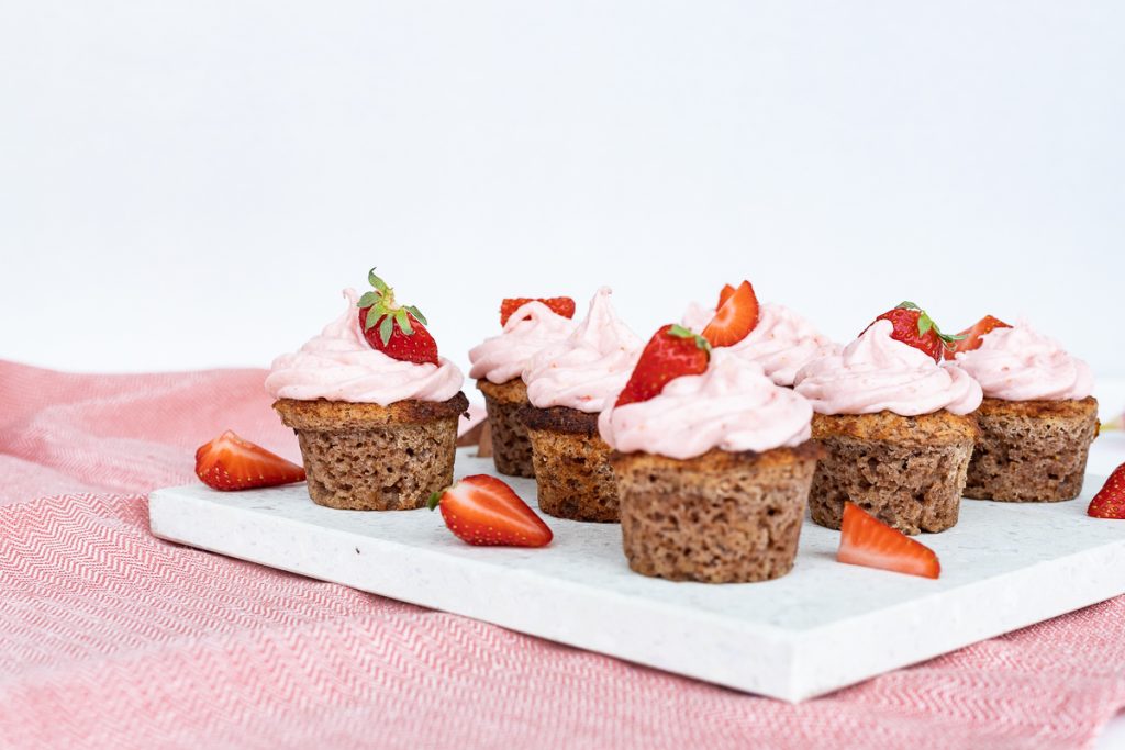 Low carb Erdbeer-Cupcakes mit Erdbeer-Frosting (zuckerfrei &amp; glutenfrei)