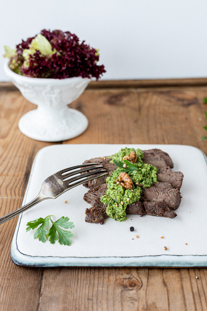Flank Steak mit Kräuterpesto und Salat