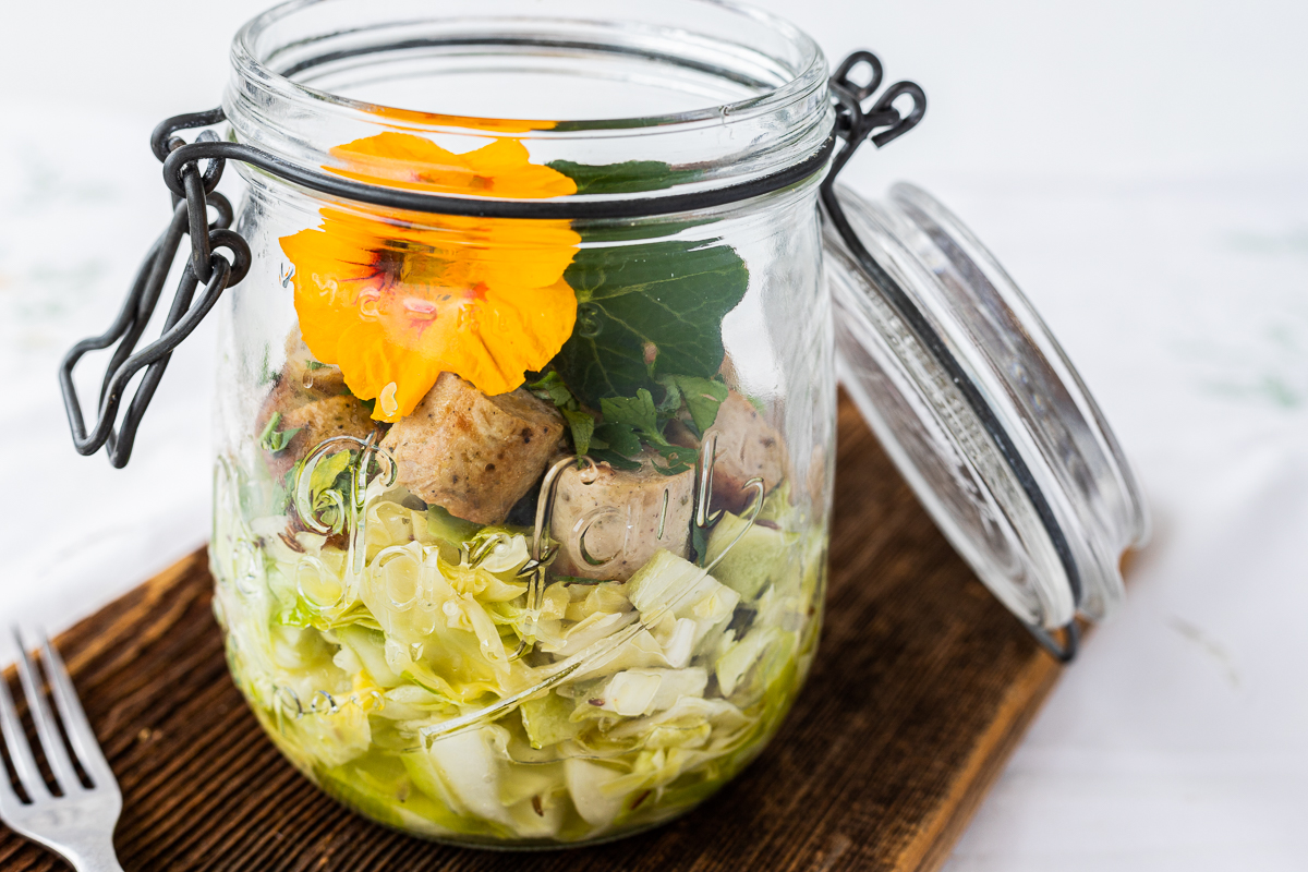 Krautsalat mit fleischloser Bratwurst im Glas - Koch mit Herz