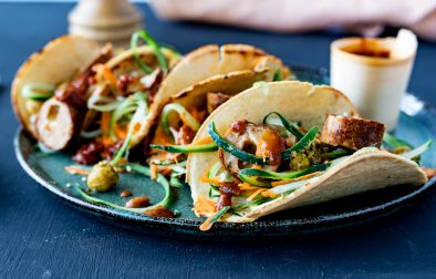 Low carb Tacos mit Gemüse, knusprigen Bohnen & vegetarischer Käsebratwurst