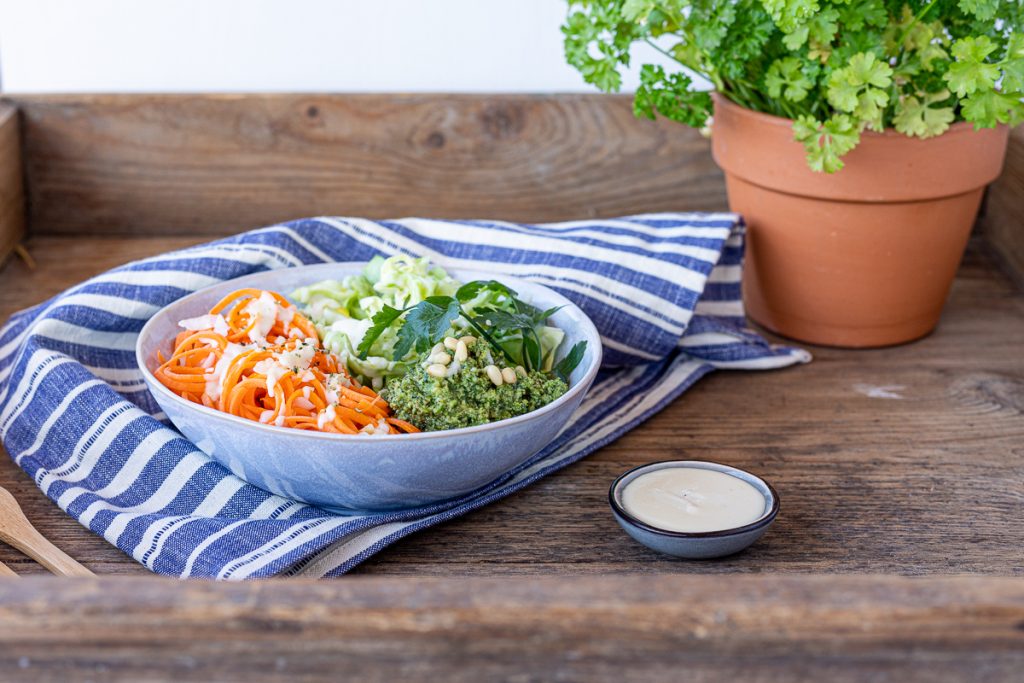 Vegane Rohkost Salat Bowl mit Mandel-Dressing