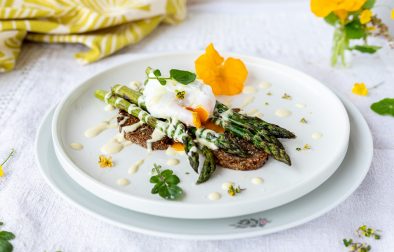 Eggs Benedict: Pochiertes Ei auf Spargel & low carb Brot mit Sauce Hollandaise