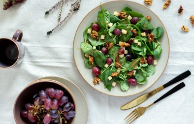 Herbstlicher Salat mit Trauben, Käse, karamellisierten Walnüssen & Senf-Dressing