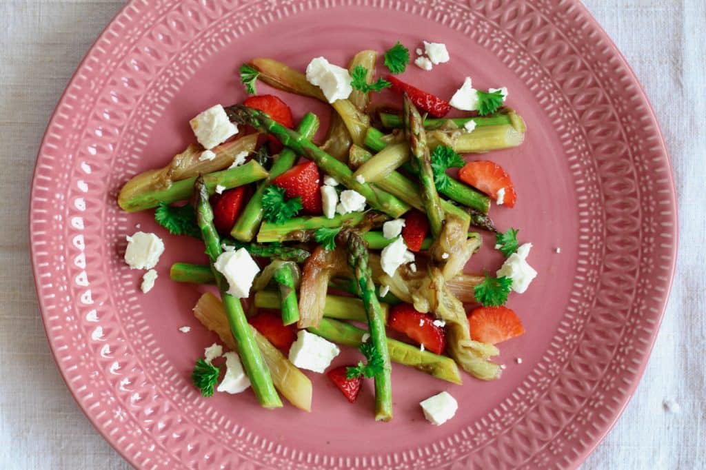 Spargel Salat mit Rhabarber, Erdbeeren & Schafskäse