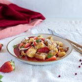 Low carb Erdbeer-Schmarrn ohne Zucker (glutenfrei)