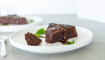 Saftigster low carb Schokoladen Kuchen aus nur 4 Zutaten (zuckerfrei & glutenfrei)