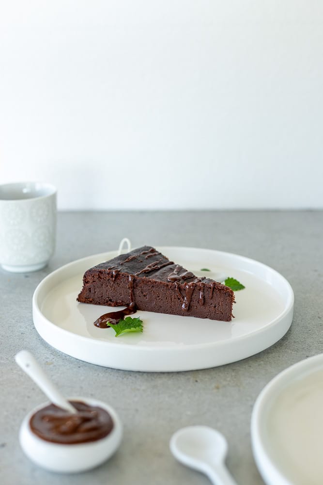 Saftigster low carb Schokoladen Kuchen aus nur 4 Zutaten (zuckerfrei & glutenfrei)